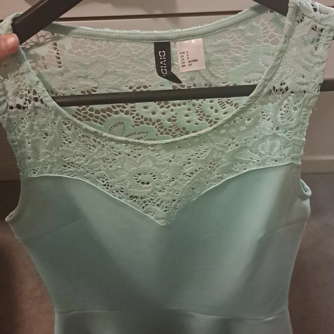 Mintgrön topp med spetsdetaljer från Divided - 2