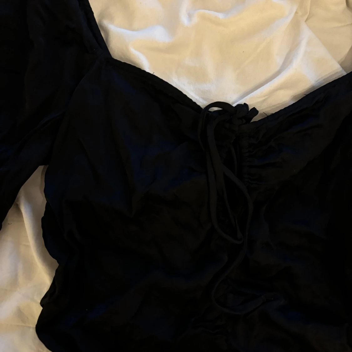 Spetstopp med knytning i satinliknande material - 90