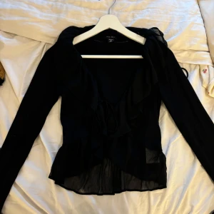 Stickad kofta med snörning - Såå fin tröja som tyvärr aldrig kommer till användning. Köparen står för frakten🖤