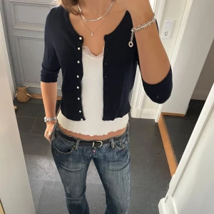 Blå stickad kofta  - Trekvartsärmad mörkblå stickad kofta/topp från Orsay. Kan inte hitta storlek men skulle säga S. Fint skick. Använd gärna köp nu!