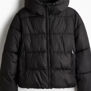 Svart puff jacka 🍁 - Säljer denna fina jackan med luva pågrund av den ej kommer till andvädning. Har använt den fåtal gånger så den är precis som ny☺️ Kan diskutera pris så tveka inte på att höra av dig!