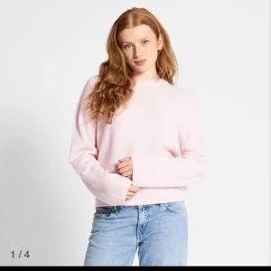 Rosa stickad tröja - Säljer en fin rosa stickad tröja köpt från lager. Den är i strl L men skulle säga att den passar S-M. Den har ett litet hål i mitten som går att sy! Därför säljer jag den för ett billigt pris annars är den i bra skick! 