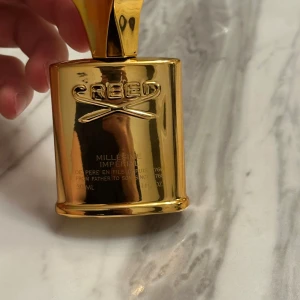 Guldparfym från Creed - Säljer en lyxig guldflaska parfym från Creed, Millesime Imperial. Flaskan har en elegant och glänsande design som verkligen sticker ut. Perfekt för den som vill ha något exklusivt och unikt i sin samling. Flaskan rymmer 30ml av denna fantastiska doft.