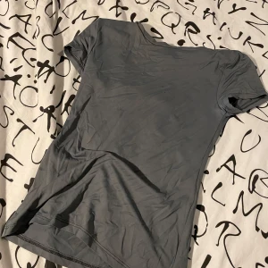Grå t-shirt - Säljer en enkel  grå t-shirt i bra skick. Tight fit