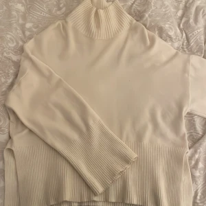 Vit polotröja från Gina Tricot - Säljer en supermysig vit polotröja från Gina Tricot i storlek M. Den är i mycket bra skick och perfekt för kyliga dagar. Tröjan har långa ärmar och ribbade detaljer vid ärmslut och nederkant. Perfekt för både höst och vinter! Använt den ett få tal gånger, säljer pågrund av felköp, priset går absolut att diskutera