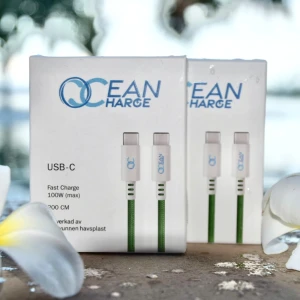 OceanCharge  - OceanCharge laddare är en högkvalitativ två meters lång snabb laddare som är gjord av återanvänt fiske nät o andra plaster ifrån haven. Köp våra laddare för att rena våra hav. Tillsammans kan vi göra skillnad!