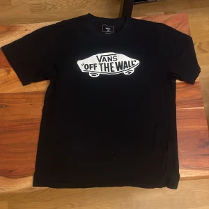 Vans T-shirt - Använd väldigt sällan, storlek XL (ålder 14+).