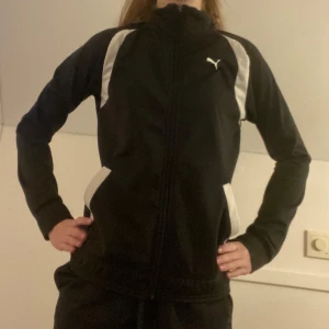 En svart Puma tröja  - Säljer en super fin och bekväm sip goodie från Puma 🐾den är i storlek xs och är knappt använd ❤️ passar både till vardagen och till sporter 💪säljer den då den inte kommer till användning ❤️