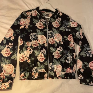Overshirt - Säljer denna jätte söta blommiga ”jackan” då den inte kommer till användning. Skriv vid frågor eller fler bilder. ❤️☺️