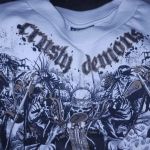 Crusty demons shirt - Affliction type tisha, riktigt nice passar bra. Ända defekten är en gul fläck vid kragen men inget som syns vid användning.