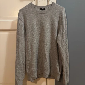 Uniqlo tröja Kashmir. - Mycket bra skick. Använt fåtalsgånger.