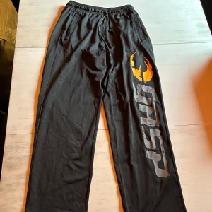 Gasp-och Gorilla Wear byxor - Gasp byxorna har ett litet hål vid texten som syns tydligt på bild 2. I övrigt så är båda byxorna i bra skick.  Storlekar: -Gorilla Wear L/Xl -Gasp M