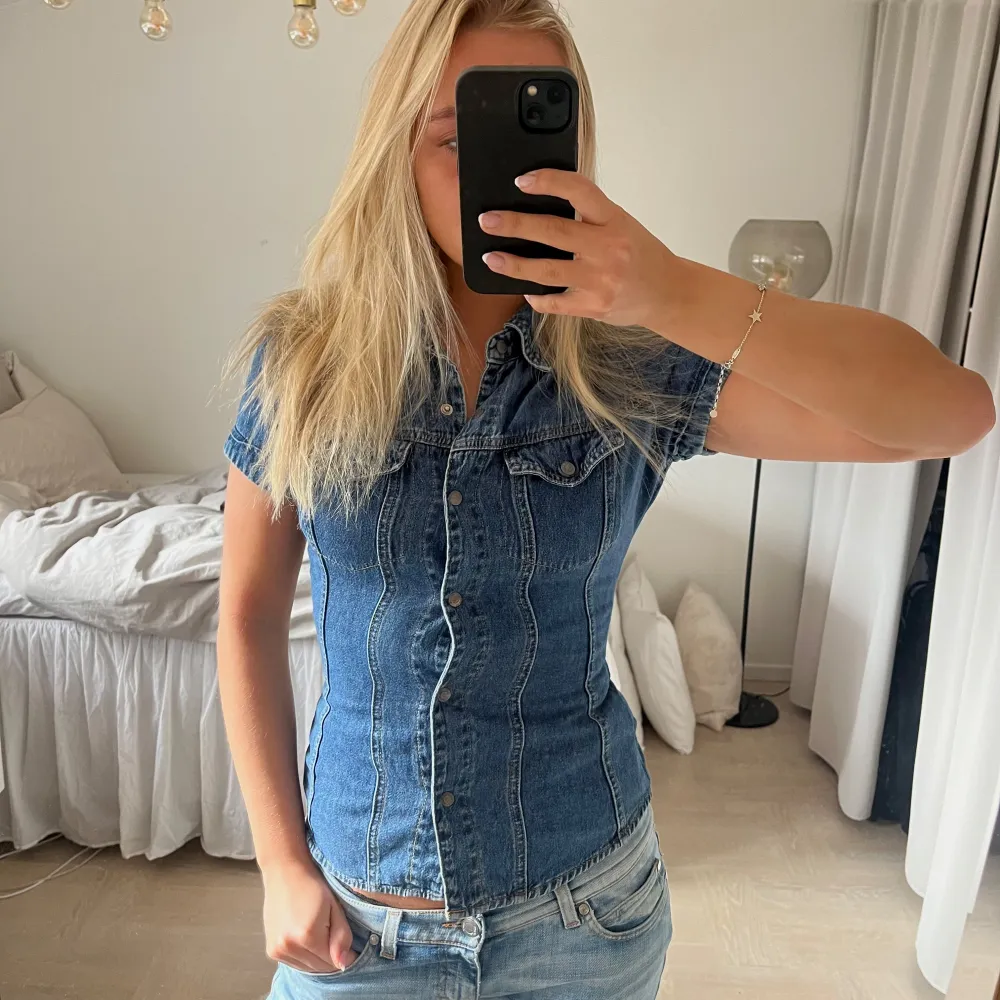 Så snygg jeans topp köpt secondhand!!🙌🏼🙌🏼. Toppar.