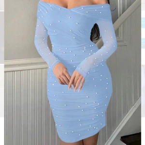 Blå klänning - Ljusblå klänning. Använd endast 1 gång (på sista bilden).  Strl 38 men passar även 36.