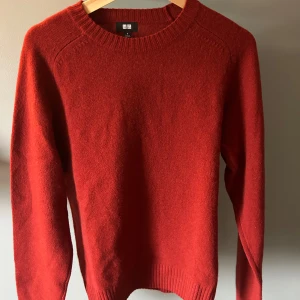 Uniqlo Sweater  - Uniqlo sweater i storleken S.  Använd en gång men hade svårt för färgen så därav skick 10/10 Säljer nu för 289