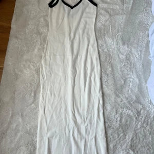 Stickad klänning - Hel oanvänd. Köpt för 495:-. Har två exemplar på denna klänning också