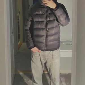 Sail racing jacka - Märke: Sailracing Färg: Svart Storlek: L Skicka: bra kvalite bortsett från de små lagningar som krävts som ej är synliga i vanligt bruk