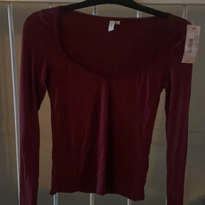 Nelly topp  - Romance shape top, vinröd. I storlek small. Helt oanvänd och prislapp kvar❤️Original pris: 199kr. Skriv för frågor