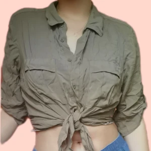 Skjorta - Mjuk skjorta som inte är min stil längre. Storlek 42 men jag har stylat sen som Oversize och jag brukar ha 38.