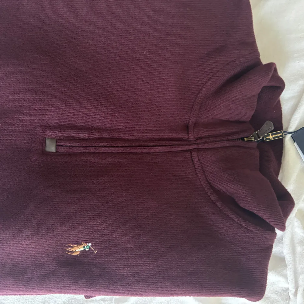 Hej, saljer denna helt nya Ralph Lauren zip tröjan. Aldrig använd, ny med taggarna kvar. Säljs dà den var en present och aldrig användes. Vid fragor kontakta gärna. Nypris pà 2400 sek. Hoodies.