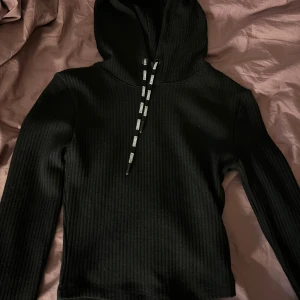 Cush Cropped Hoodie - Aldrig andvänd pågrund av att passformen inte passade mig😄 nypris 699
