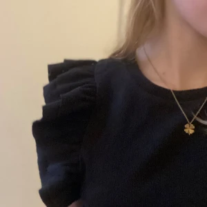 Svart volang tröja från Zara  - Säljer en super fin och bekväm  tröja från Zara. Den har svarta volanger och är i storlek 146/152 säljer den då den inte passar och därför inte kommer till andvändning ❤️