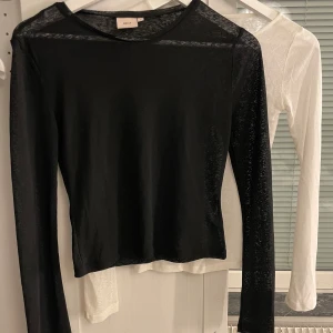 Genomskinliga toppar - Två toppar ifrån Nelly i genomskinligt tyg. Båda är endast provade på, därav nyskick🤍säljes ihop för 75