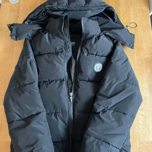 Trapstar Jacka - Riktigt snygg trapstar jacka väldigt varm och bra för vintern.  9,5/10 Skick|Det finns en dragkedja för luvan så man kan ta av den eller på|Prioriterar snabba affärer| Kom med frågor✌️Psst jag är 178 och passar perfekt för mig. Säljer för inte min sti