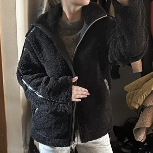 Populära Teddy jacka  - Kollar intresset på denna populära jacka från H&M då jag inte vet ifall jag vill behålla den. Högt pris pga hög efterfrågan!