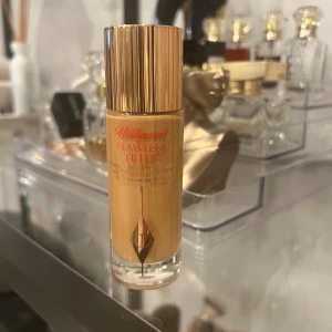 Charlotte tilbury - CHARLOTTE TILBURY Hollywood Flawless Filter - Hollywood glow-booster endast testad vid ett tillfälle :) nr 5,5/tan nypris 599kr 
