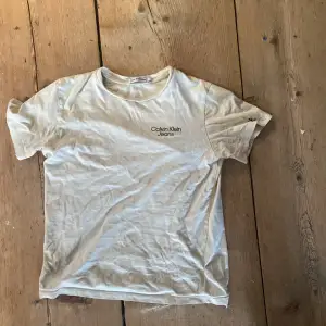 Säljer en vit t-shirt från Calvin Klein Jeans i bomull. Den har en klassisk passform med korta ärmar och logga på bröstet. Perfekt för en avslappnad stil eller som basplagg i garderoben. Passar till allt! 🖤