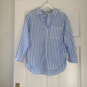 Säljer en jättefin skjorta ifrån Zara💙🤍 - Size 11-12år och 152cm,den är perfekt till våren/sommaren🌸andvänd 1 gång,nyskick, inga hål eller nått,ifrån zara kids, jättegullig och perfekt till midsommar👌🏻bra material, enkel att styla💙🤍lämna gärna omdöme om köpt🌸skriv om ni har några frågor👍🏻