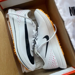 Spikskor Nike oanvända - Helt nya spikskor från Nike som passar till hoppgrenar.  Nypris 1700kr på Nikes hemsida. Storlek 42 men väldigt små i storleken, jag har vanligtvis storlek 40.  Spikarna är inte ens iskruvade pga helt nya, men medföljer självklart.  