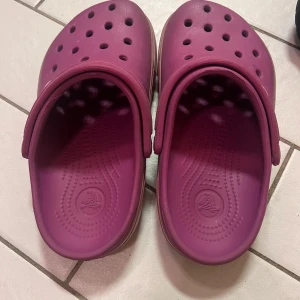 Lila Crocs tofflor  - Lila Crocs tofflor från Crocs, Mycket bra skick & Storlek 33