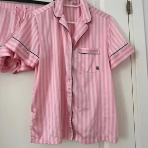 Victorias secret pyjamas - Finns ej att få tag på i nyskick! Säljs alltså ej i butik ❤️jätte skön och söt pyjamas 😍🩷