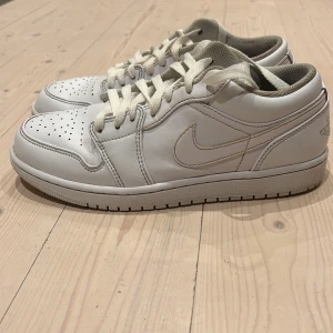 Nike Air Jordan 1 strl 40.5 - Vita Air Jordan i skinn i använt men fint skick 