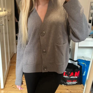 Stickad tröja  - Stickad tröja med knappar från Hm i storlek M. 