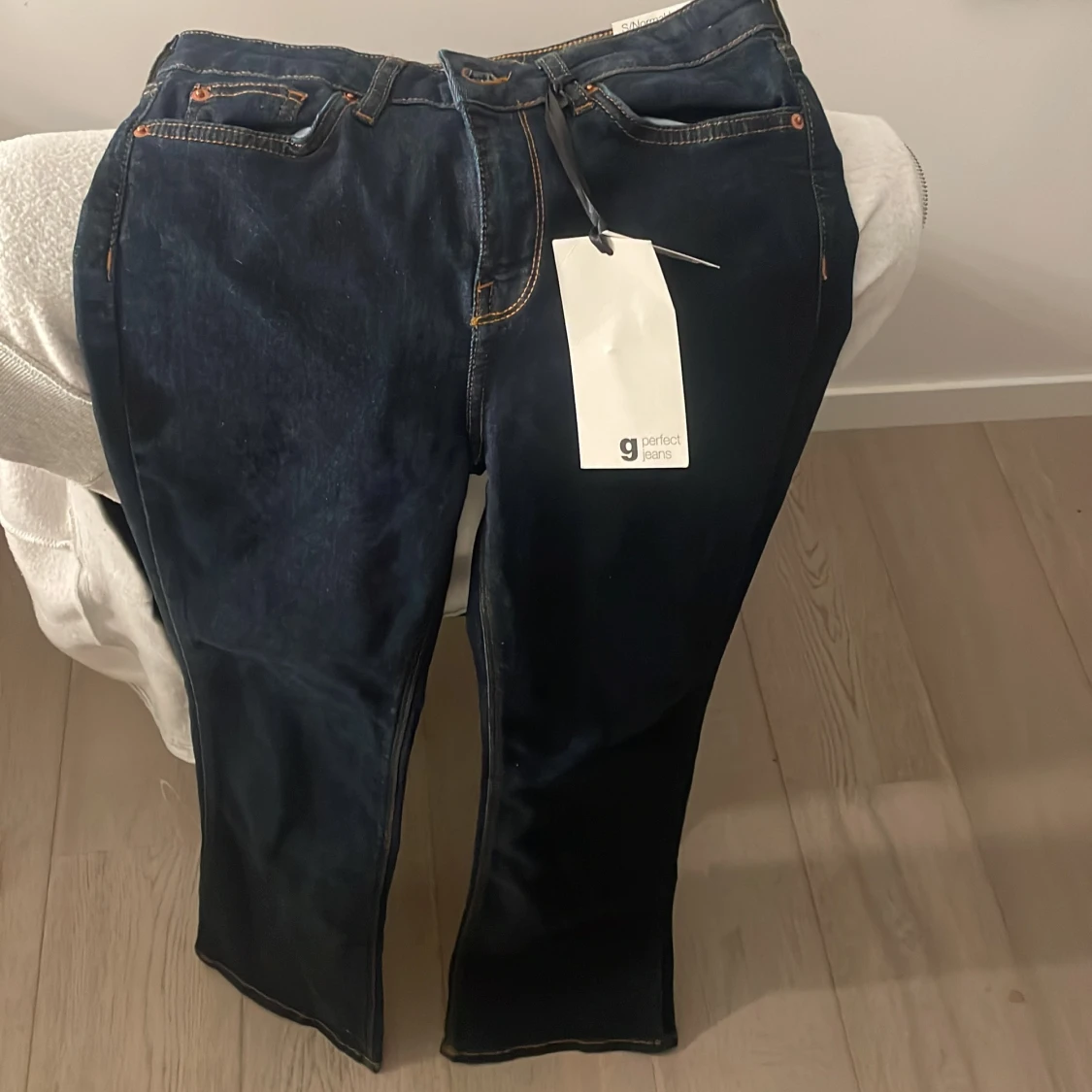 mörkblåa jeans högmidjade