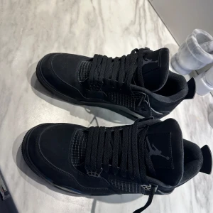 Air Jordan 4 (Black cat)  - Inte alls använda mycket. I väldigt fint skick. 