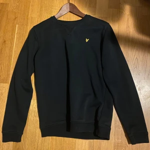 Lyle & scott tröja  - Tröjan är i storlek S den är i mycket bra skick då jag inte använt den mycket fin tröja