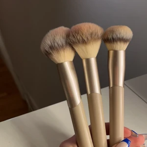 Flaer sminkborstar - 104,105 och 106 smink borstarna från flaer. Jag tvättar dem såklart innan!! Köp alla för 125kr eller 60kr/st. 104, den in mitten är bra för bronzer, 105 längst till höger är bra för blush eller puder, 106 längst till vänster är bra för kräm produkter