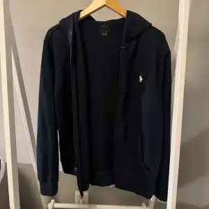 Tja! Ralph lauren zip tröja| storlek L| mycket bra skick| kvitto från NK finns.