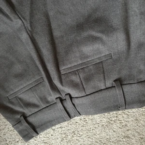 Kostymbyxa - Grå kostymbyxa från BikBok i storlek 34.