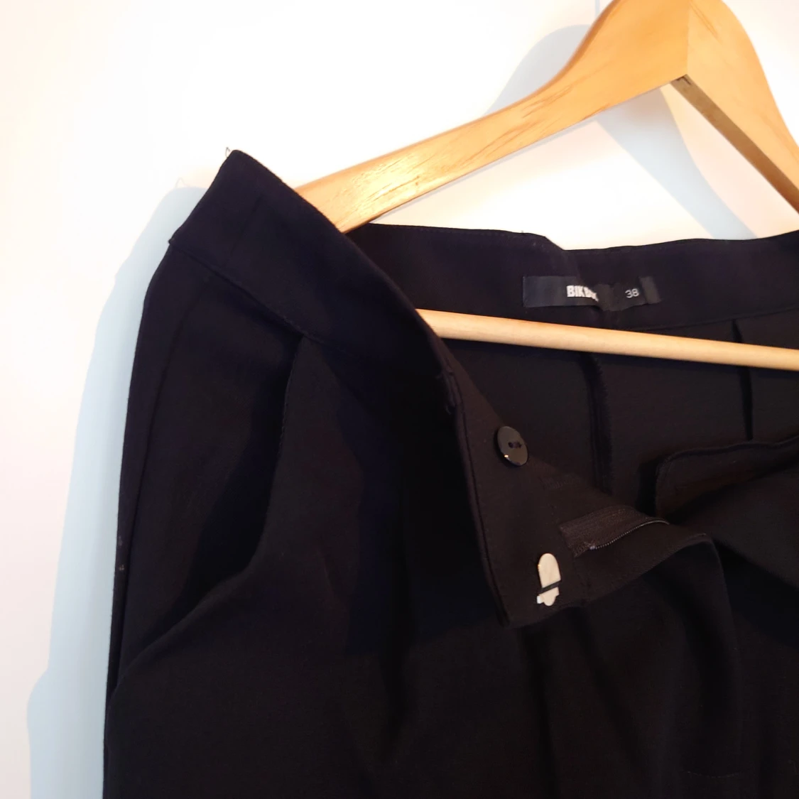 Svarta kostymbyxor, strl 38 (oanvända) - 90