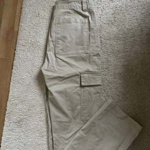 Cargobyxor Weekday - Cargobyxor från Weekday med raka ben i storlek 40. 