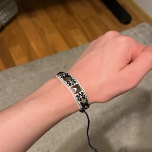 Armband - Lite tjockare och stabilare än mina andra armband, tvär snyggt och riktigt skönt 