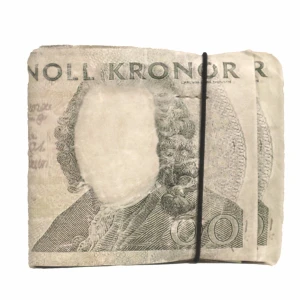 Maison Margiela Custom -  ”00” Bi-fold I spanskt läder och vattentät papper samt icke rivbart. Kan hålla fem kort och cash.  