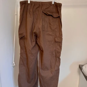 Bershka parachute byxor - Parachute byxor från bershka  Bra skick  Storlek M Skriv innan ni köper 