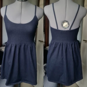 Klänning spaghettistrap S - Bra skick. Lite stor så säger S-M. Tror det är bomull och elastan, stretchigt tyg. Midjevidd: 36, kjollängd: 39,  straps: 38.