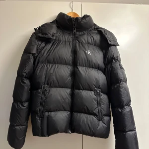 Dunjacka herr M - Calvin Klein dunjacka använd en vinter. Fint skick! Se bilder. 